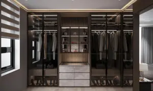 Elegancka garderoba z przeszklonymi szafami, wyeksponowanymi ubraniami i butami. Perfumy na półkach podkreślają styl moda quiet luxury.