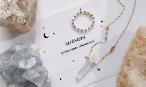 Delikatna biżuteria z kamieni naturalnych, w tym cytrynu i akwamarynu, otoczona surowymi kryształami. Idealny zestaw dla bliźniąt, symbolizujący ich unikalną więź.