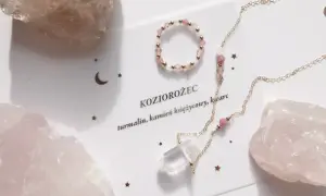 Delikatna biżuteria z różowych kamieni i kryształu, ozdobiona gwiazdkami i księżycem, nawiązuje do znaku zodiaku Koziorożec.