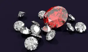 Duży, czerwony rubin otoczony przez błyszczące diamenty. Jego właściwości przyciągają wzrok.