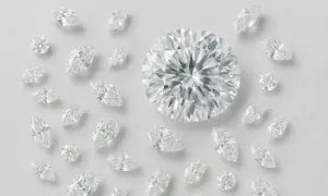 Oto jak wygląda diament: duży, okrągły brylant otoczony mniejszymi diamentami w kształcie łzy i okrągłymi.