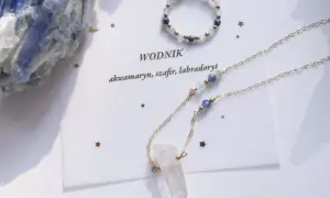 Delikatny naszyjnik z kryształem kwarcu i kamieniami dla Wodnika: akwamaryn, szafir, labradoryt.