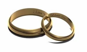 Dwa złote obrączki z grawerem "I Love You". Idealny krótki grawer dla córki, symbol miłości.
