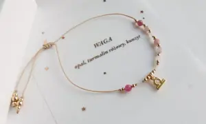 Bransoletka z symbolem Wagi, kamieniem opal, turmalinem i kunzytem. Idealny kamień znak zodiaku dla osób urodzonych pod znakiem Wagi.