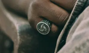 Męska dłoń z sygnetem w kształcie potrójnego rogu Odyna. Co to za symbol?