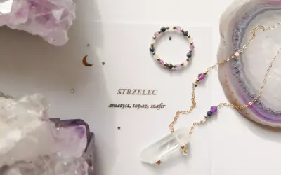 Biżuteria dla Strzelca: ametyst, topaz, szafir. Delikatny naszyjnik z kryształem górskim i pierścionek z kamieniami.