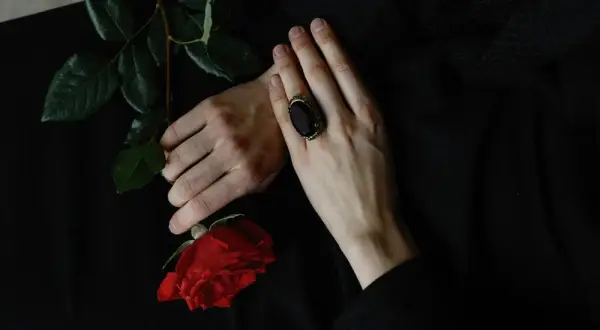Czarna obrączka znaczenie: odkryj symbole i emocje, które kryje