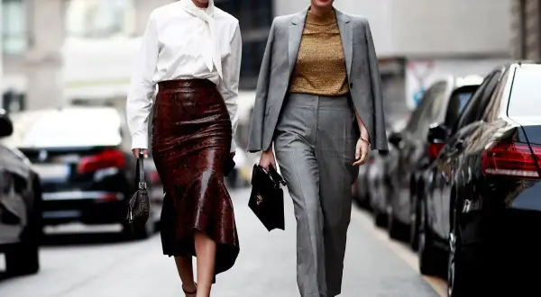 Eleganckie stylizacje, które zainspirują, jak się ubrać na obronę pracy magisterskiej. Jedna w skórzanej spódnicy, druga w garniturze.