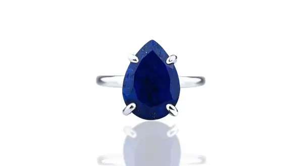 Pierścionek z łezką lapis lazuli, idealny dla osób urodzonych pod znakiem zodiaku Wagi, symbolizujący mądrość i spokój.