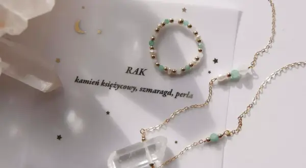 Biżuteria z kamieniami dla Raka: naszyjnik z kryształem i bransoletka z pereł, szmaragdu i złotych kuleczek.
