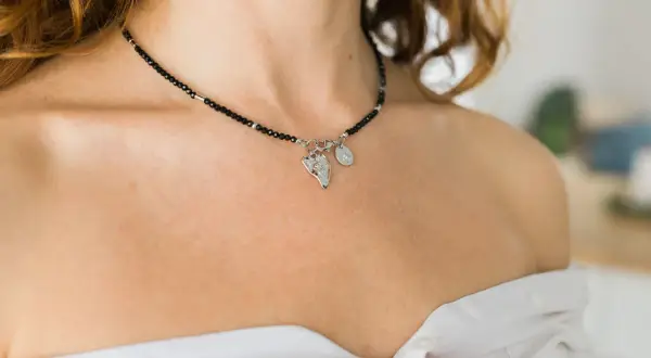 Czarny, błyszczący choker z zawieszkami, idealny dodatek do każdej stylizacji.