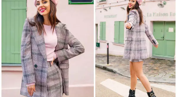 Dziewczyna w różowym beretce i kraciastej marynarce w stylu preppy, z mini spódniczką i botkami, pozuje na tle paryskiej uliczki.