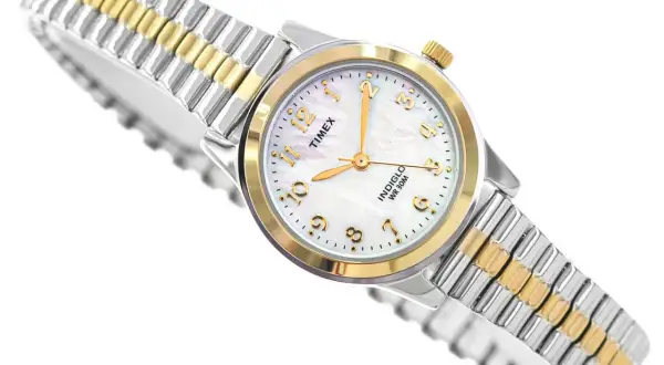 Elegancki zegarek damski Timex z dwukolorową bransoletą i perłową tarczą.