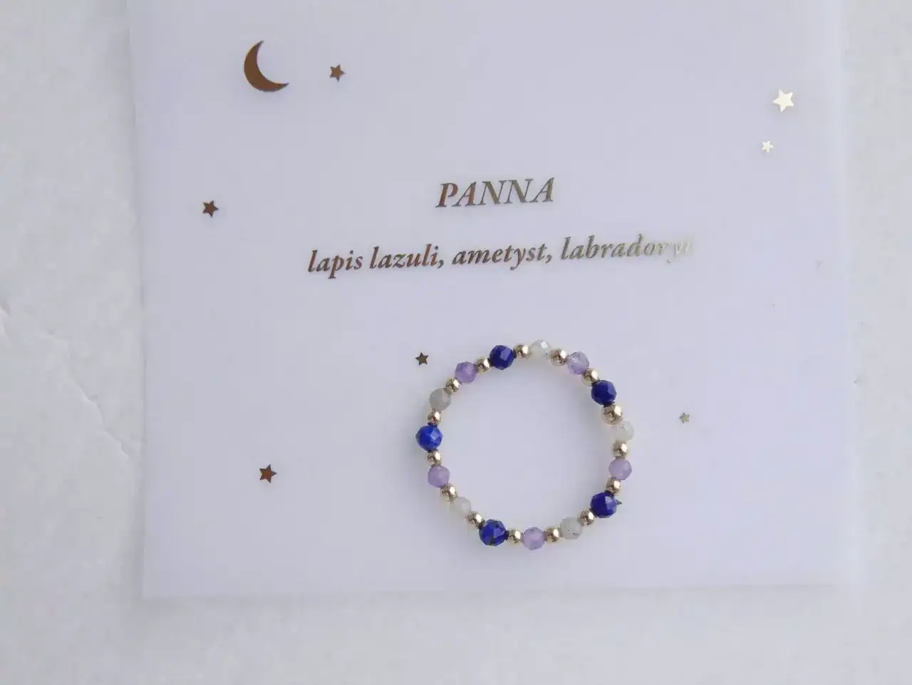 Pierścionek z lapis lazuli, ametystu i labradorytu dla Panny. Gwiazdki i księżyc dodają mu uroku.
