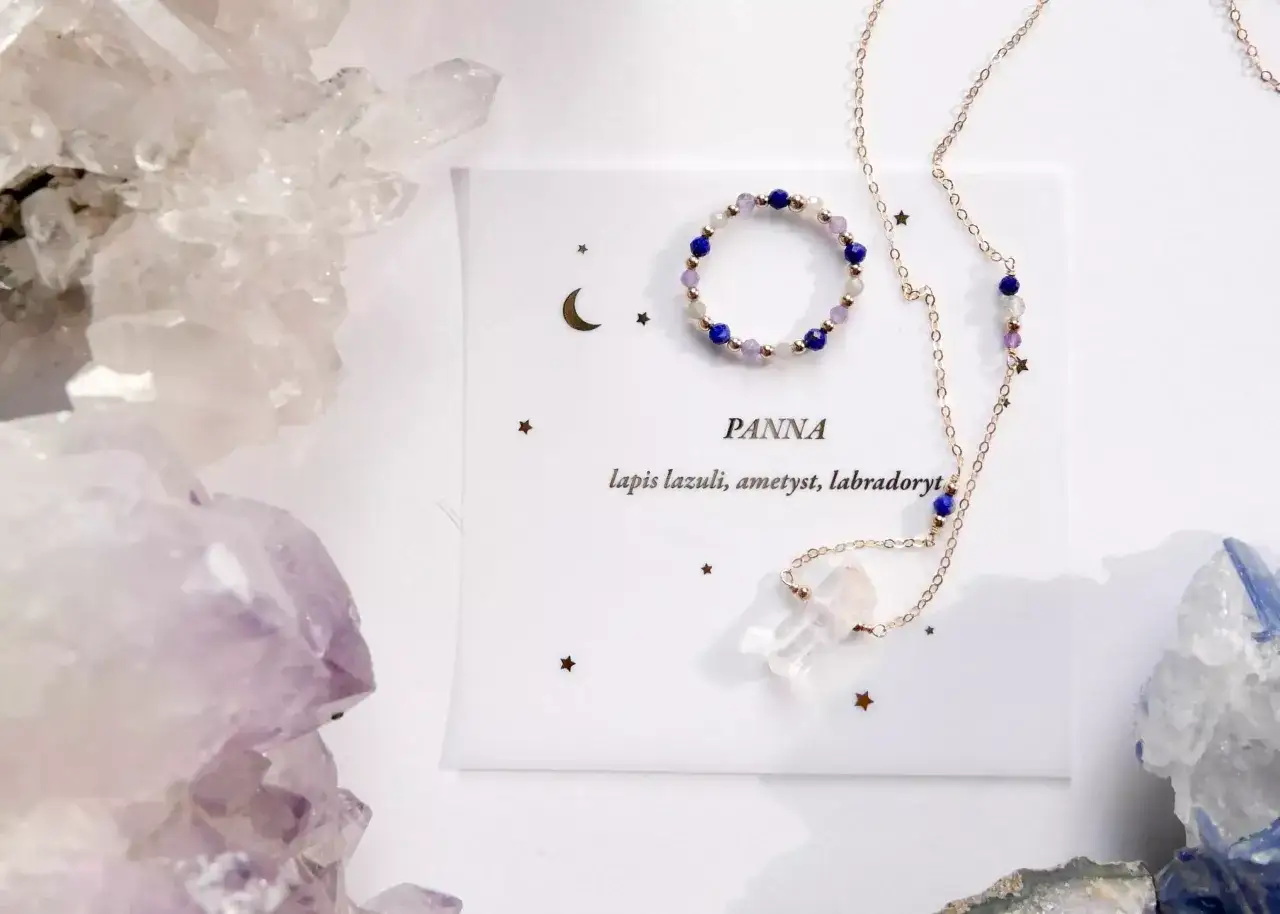 Delikatna biżuteria z lapis lazuli, ametystu i labradorytu, idealna jako kamienie dla Panny. Otoczona kryształami, tworzy magiczną kompozycję.
