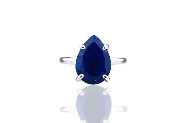 Pierścionek z łezką lapis lazuli, idealny dla osób urodzonych pod znakiem zodiaku Wagi, symbolizujący mądrość i spokój.