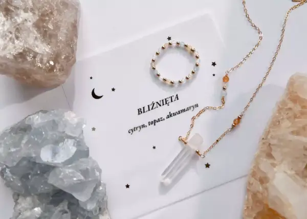 Delikatna biżuteria z kamieni naturalnych, w tym cytrynu i akwamarynu, otoczona surowymi kryształami. Idealny zestaw dla bliźniąt, symbolizujący ich unikalną więź.