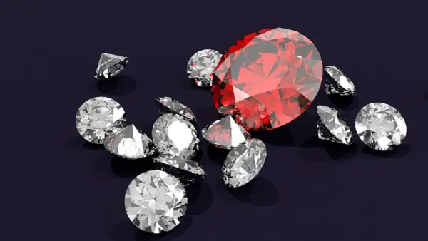 Duży, czerwony rubin otoczony przez błyszczące diamenty. Jego właściwości przyciągają wzrok.
