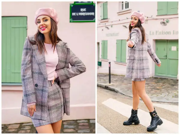 Dziewczyna w różowym beretce i kraciastej marynarce w stylu preppy, z mini spódniczką i botkami, pozuje na tle paryskiej uliczki.