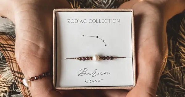 Bransoletka z symbolem Barana i granatem, część kolekcji ZODIAC COLLECTION.